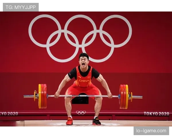 石智勇训练完顺手拎走两袋米，家里狗都比我会算卡路里