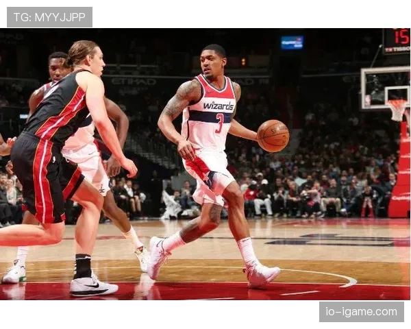 比尔无球跑动拉开空间，高效输出改变奇才进攻结构